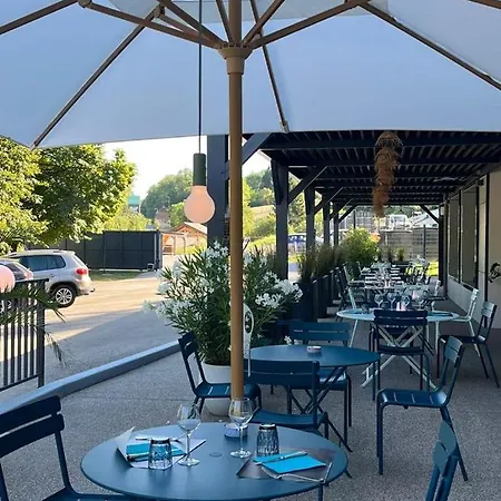 Logis Restaurant La Fontaine מלון 3*
